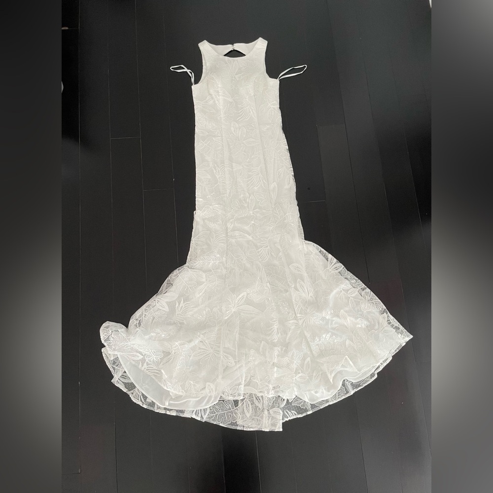 Elegant White Sleeveless Gown - Picture 5 of 12